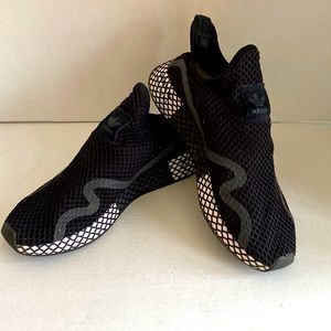 EUC Adidas Deerupt black mesh sneaker men’s sz. 12. White base.